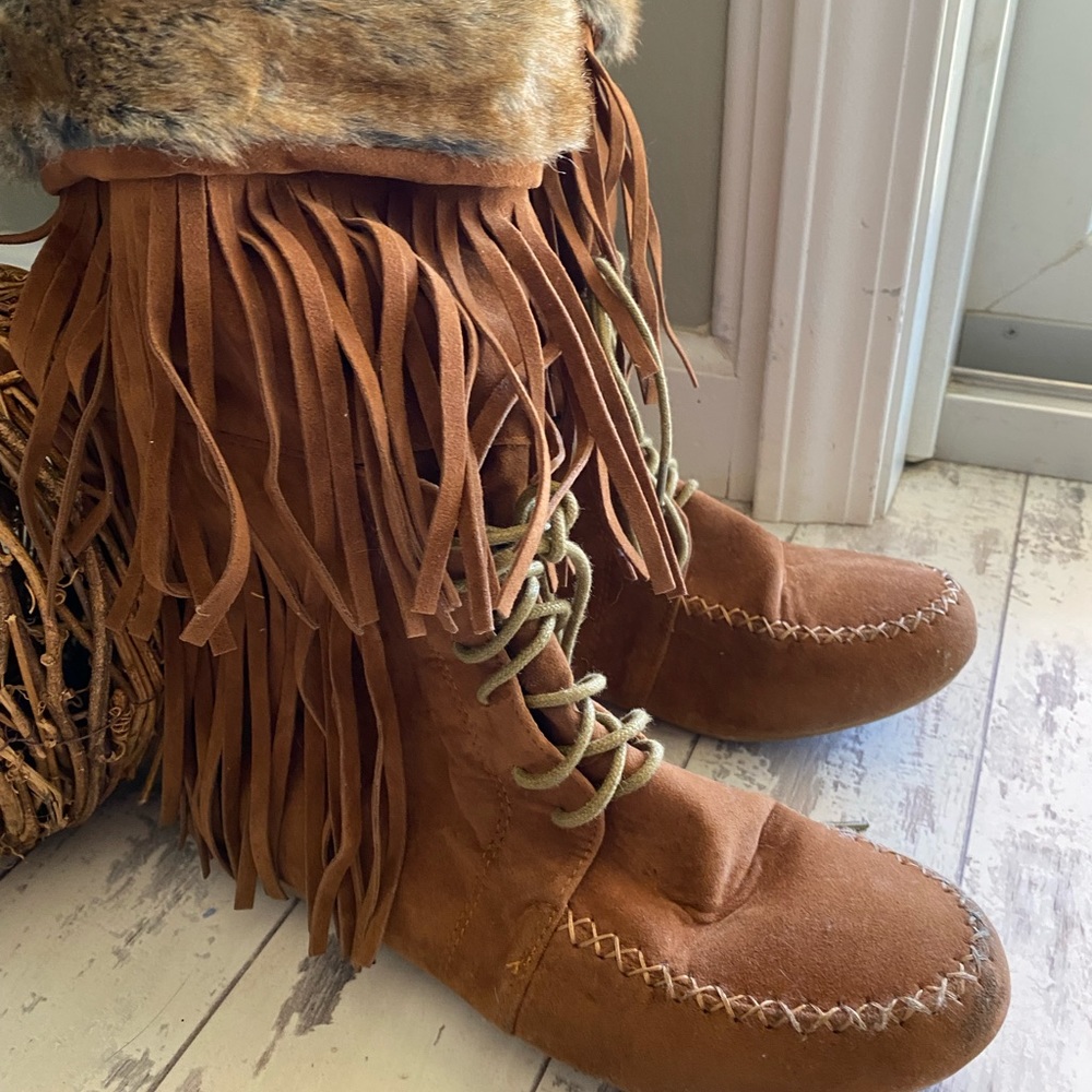 Ladies size9 faux suede fringe lace up boot.fur lined.inside zipper.